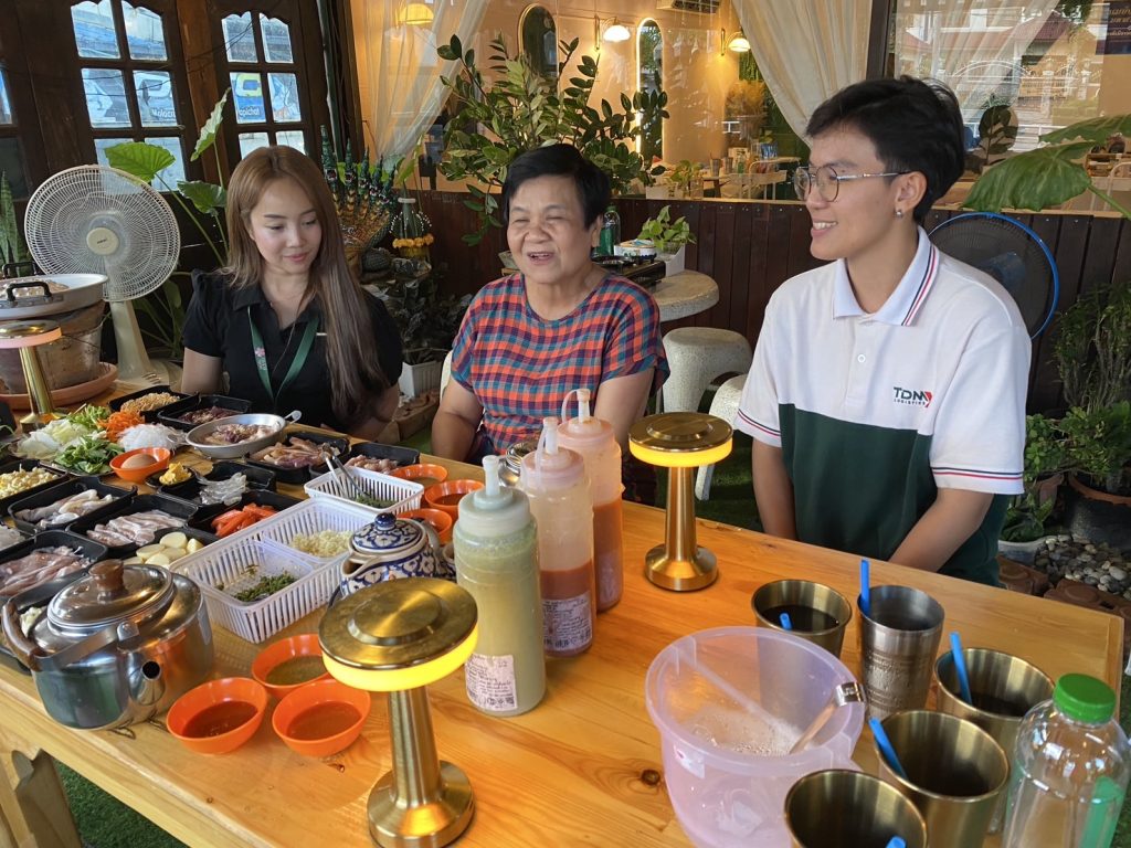 สานพลังเพื่อนทำอาชีพส่วนตัวมีรายได้มั่นคงบริการสังคมเน้นราคาถูกคุณภาพดี มีประโยชน์คิดสูตรเองเริ่มต้นที่ 10 บาทรับนักศึกษาฝึกประสบการณ์ด้านการทำอาหาร ทุกสถาบันการศึกษา 13 Talknews Online