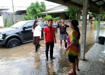 กาฬสินธุ์ ไม่ต้องรอระบาย “นายกบัส ทม.เมืองกาฬสินธุ์” ลุยแก้ปัญหาน้ำท่วมตลอดทั้งคืน จนเช้าสามารถสัญจรได้ปกติ พร้อมเฝ้าระวังตลอด 24 ชั่วโมง