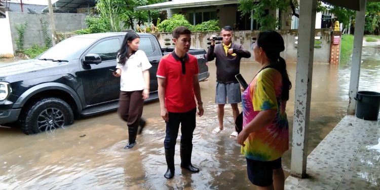 กาฬสินธุ์ ไม่ต้องรอระบาย “นายกบัส ทม.เมืองกาฬสินธุ์” ลุยแก้ปัญหาน้ำท่วมตลอดทั้งคืน จนเช้าสามารถสัญจรได้ปกติ พร้อมเฝ้าระวังตลอด 24 ชั่วโมง