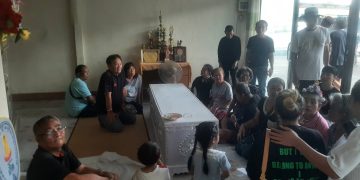 กาฬสินธุ์ญาติเศร้ารับศพหมอลำคนดังสาธิต ทองจันทร์ญาติและแฟนเพลงสุดเศร้ารับศพ “สาธิต ทองจันทร์” ศิลปินลูกทุ่งหมอลำคนดัง เจ้าของบทเพลงอมตะ มือสังหารและปากโกรธใจคิดถึง หลังจากเสียชีวิตอย่างสงบในวัย 68 ปี ด้วยอาการล้มป่วยจากอาการสโตรค 2 กาฬสินธุ์ญาติเศร้ารับศพหมอลำคนดังสาธิต ทองจันทร์ญาติและแฟนเพลงสุดเศร้ารับศพ “สาธิต ทองจันทร์” ศิลปินลูกทุ่งหมอลำคนดัง เจ้าของบทเพลงอมตะ มือสังหารและปากโกรธใจคิดถึง หลังจากเสียชีวิตอย่างสงบในวัย 68 ปี ด้วยอาการล้มป่วยจากอาการสโตรค