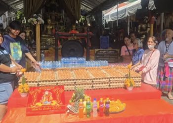 นครปฐม แม่บ้านสายบุญ ช่วยทำความสะอาดวัดสว่างฯ 10 ปี ได้โชคถูกรางวัลที่ 1