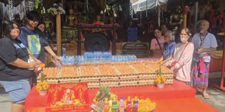 นครปฐม แม่บ้านสายบุญ ช่วยทำความสะอาดวัดสว่างฯ 10 ปี ได้โชคถูกรางวัลที่ 1
