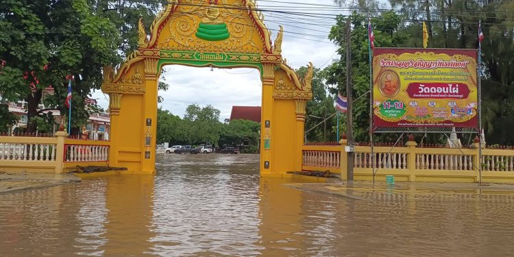 ชัยภูมิพายุฝนตกกระหน่ำน้ำท่วมถนนหนทางบ้านเรือนร้านค้า วัดฯ จมบาดาล ใน4อำเภอ