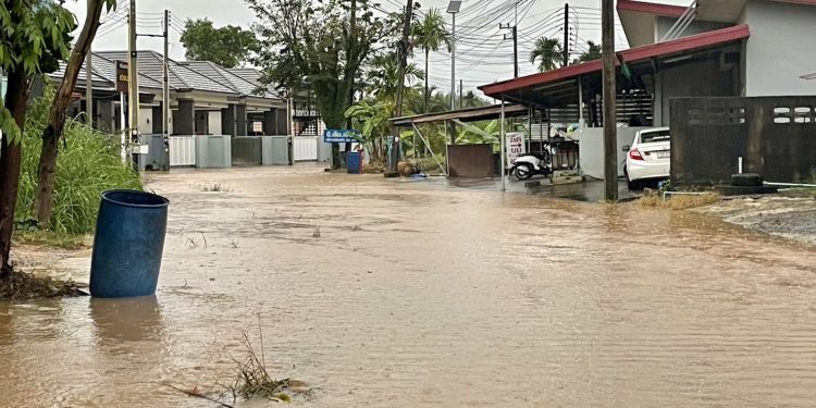 จันทบุรี/ปภ.จังหวัดพร้อมหน่วยงานที่เกี่ยวข้อง ลงพื้นที่สำรวจจุดเสี่ยง น้ำท่วม พร้อมนำอุปกรณ์ เร่งระบายน้ำ.แจ้งเตือน เฝ้าระวังต่อเนื่อง 10–13 ก.ย.นี้