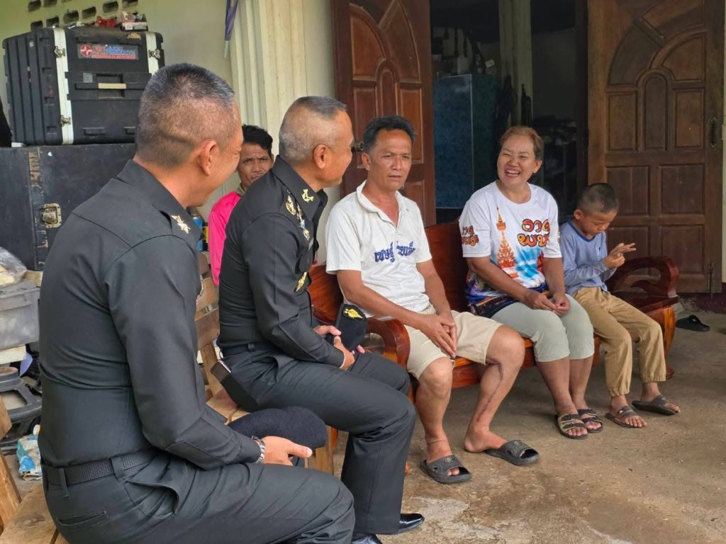 ผู้บัญชาการ มทบ.210 เยี่ยมครอบครัวพลทหาร ป่วยเส้นเลือดหัวใจตีบ มอบกำลังใจและช่วยลดภาระค่าใช้จ่าย 8 Talknews Online
