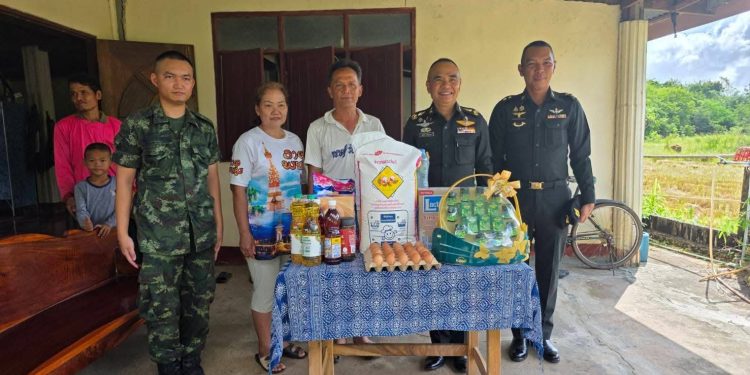 ผู้บัญชาการ มทบ.210 เยี่ยมครอบครัวพลทหาร ป่วยเส้นเลือดหัวใจตีบ มอบกำลังใจและช่วยลดภาระค่าใช้จ่าย 12 ผู้บัญชาการ มทบ.210 เยี่ยมครอบครัวพลทหาร ป่วยเส้นเลือดหัวใจตีบ มอบกำลังใจและช่วยลดภาระค่าใช้จ่าย