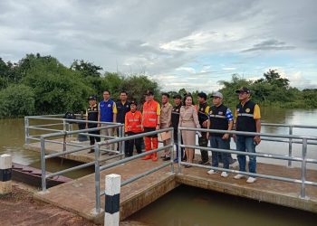 อำนาจเจริญ พ่อเมืองนำ จนท.โครงการชลประทาน ปภ.จังหวัดจนท.ลำเซบายและฝ่ายช่างกลร่วมกับจนท.ท้องถิ่นวางกระสอบทรายพนังลำเซบายป้องกันน้ำท่วมบ้านดอนว่าน อ.หัวตะพาน