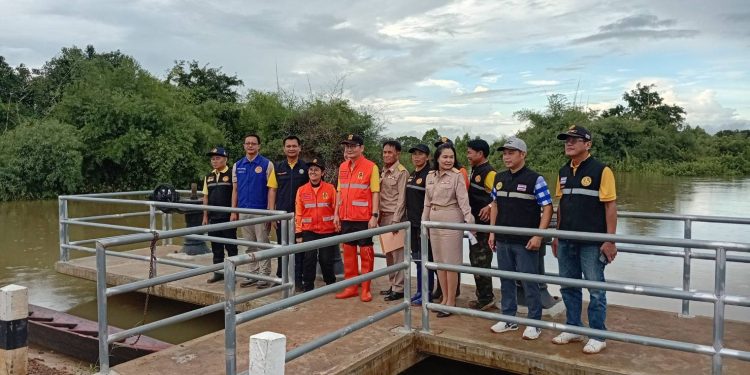 อำนาจเจริญ พ่อเมืองนำ จนท.โครงการชลประทาน ปภ.จังหวัดจนท.ลำเซบายและฝ่ายช่างกลร่วมกับจนท.ท้องถิ่นวางกระสอบทรายพนังลำเซบายป้องกันน้ำท่วมบ้านดอนว่าน อ.หัวตะพาน