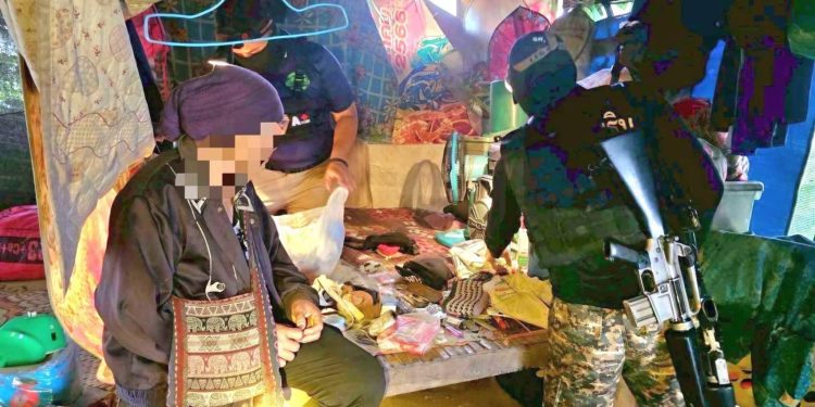 มุกดาหาร ปกครองจับข้าราชการท้องถิ่นพร้อมเมียเสพยาบ้า 12 มุกดาหาร ปกครองจับข้าราชการท้องถิ่นพร้อมเมียเสพยาบ้า