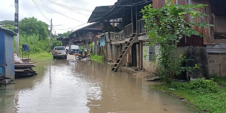 ปราจีนบุรี ชุมชนตลาดเก่าน้ำท่วมแล้วปภ.ทหารลงพื้นที่ 12 ปราจีนบุรี ชุมชนตลาดเก่าน้ำท่วมแล้วปภ.ทหารลงพื้นที่