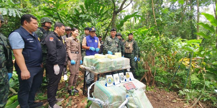 ขนกันแบบไม่มีกลัว! ทหารผาเมือง ปะทะขบวนการค้ายาเสพติด ยึดยาบ้า 2 ล้านเม็ด ชายแดนแม่สาย