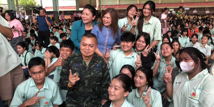 กาฬสินธุ์ ม.กาฬสินธุ์เดินหน้าพัฒนาท้องถิ่นมุ่งสู่มาตรฐานสากล แม่ทัพภาคที่ 2 พบปะครู นักเรียน 12 กาฬสินธุ์ ม.กาฬสินธุ์เดินหน้าพัฒนาท้องถิ่นมุ่งสู่มาตรฐานสากล แม่ทัพภาคที่ 2 พบปะครู นักเรียน