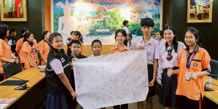 กาญจนบุรี – เทศบาลตำบลทองผาภูมิให้ความสนใจเด็กและเยาวชน จัดประชุมให้ความรู้และคัดเลือกคณะบริหารสภาเด็กและเยาวชนเทศบาลตำบทองผาภูมิ เพื่อเป็นกลไกสำคัญในการพัฒนา แก้ไขปัญหา และร่วมกำหนดนโยบายด้านเด็กและเยาวชน