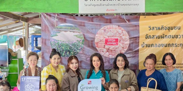 นครปฐม บ.รู้รักสามัคคีวิสาหกิจเพื่อสังคม ประเทศไทย และ บ.รู้รักสามัคคี วิสาหกิจเพื่อสังคม(นครปฐม) นำคณะผู้บริหาร บ. เอส แอนด์ พี ซินดิเคท จำกัด (มหาชน) เยี่ยมชมกระบวนการจักสานตะกร้าผักตบชวา บ้านคลองนกกระทุง อำเภอบางเลน จังหวัดนครปฐม