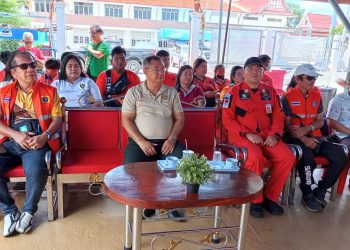 สมาคมกู้ภัยจังหวัดสิงห์บุรี จัดโครงการอาหารกลางวันและเสื้อเพื่อน้องเพื่อการศึกษาฟรี