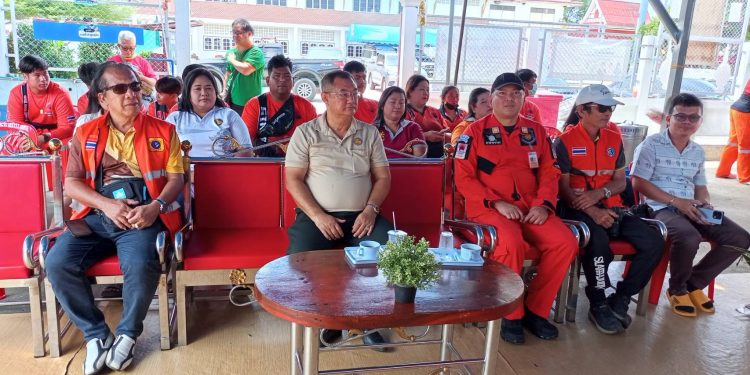 สมาคมกู้ภัยจังหวัดสิงห์บุรี จัดโครงการอาหารกลางวันและเสื้อเพื่อน้องเพื่อการศึกษาฟรี