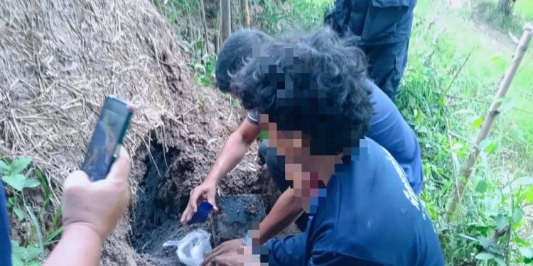 ตร.นาเชือก มหาสารคาม บุกจับพ่อค้ายาบ้าคาหนังคาเขา ซุก 87 เม็ดข้างเตาถ่าน 12 ตร.นาเชือก มหาสารคาม บุกจับพ่อค้ายาบ้าคาหนังคาเขา ซุก 87 เม็ดข้างเตาถ่าน