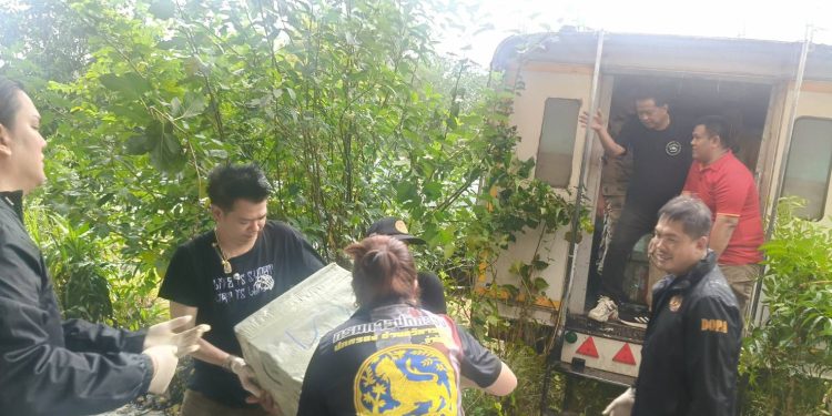 ทลายโกดังเถื่อนวิหารแดง! ยึดบุหรี่ไฟฟ้าล็อตประวัติศาสตร์ภาคกลาง มูลค่าพุ่งหลายพันล้านบาท คนร้ายไหวตัวทัน ทิ้งของกลางมหาศาลหนีลอยนวล