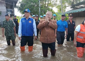ปราจีนบุรี ผู้ว่าฯลงพื้นที่น้ำท่วมชุมชนตลาดเก่า