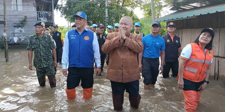 ปราจีนบุรี ผู้ว่าฯลงพื้นที่น้ำท่วมชุมชนตลาดเก่า 12 ปราจีนบุรี ผู้ว่าฯลงพื้นที่น้ำท่วมชุมชนตลาดเก่า