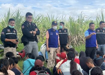 กาญจนบุรี – เมืองกาญจน์ต่างด้าวจะกลายเป็นสินค้านำเข้าและส่งออกกันแล้ว เริ่มไปโผล่ที่อำเภอเลาขวัญ!! ฝ่ายปกครอง อำเภอเลาขวัญ ร่วมกับตำรวจ สภ.เลาขวัญ บุกรวบ 56 ต่างด้าวเถื่อนชาวพม่า ซุกดงอ้อย อึ้งอ้างมาจากชายแดน อำเภอแม่สาย จังหวัดเชียงราย รอรถมารับไปทำงาน กทม.และชลบุรี จ่ายค่าหัวคนละ 10,000-30,000 บาท คาดถูกนายหน้าหลอก