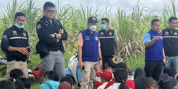 กาญจนบุรี – เมืองกาญจน์ต่างด้าวจะกลายเป็นสินค้านำเข้าและส่งออกกันแล้ว เริ่มไปโผล่ที่อำเภอเลาขวัญ!! ฝ่ายปกครอง อำเภอเลาขวัญ ร่วมกับตำรวจ สภ.เลาขวัญ บุกรวบ 56 ต่างด้าวเถื่อนชาวพม่า ซุกดงอ้อย อึ้งอ้างมาจากชายแดน อำเภอแม่สาย จังหวัดเชียงราย รอรถมารับไปทำงาน กทม.และชลบุรี จ่ายค่าหัวคนละ 10,000-30,000 บาท คาดถูกนายหน้าหลอก