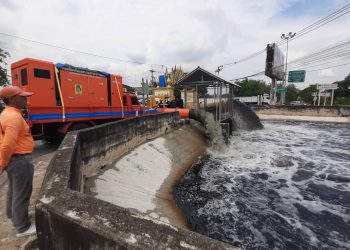 ปทุมธานี ชาวบ้านหวั่นน้ำท่วมซ้ำปี 54 นายกคลองสามยันไม่ท่วมแน่นอน