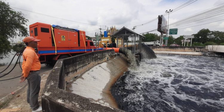 ปทุมธานี ชาวบ้านหวั่นน้ำท่วมซ้ำปี 54 นายกคลองสามยันไม่ท่วมแน่นอน