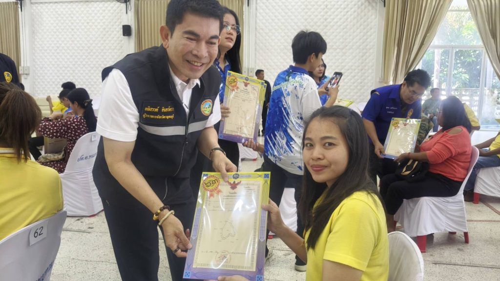 กาญจนบุรี - ยิ้มกันถ้วนหน้าได้เลิกสารสิทธิ์!! กาญจนบุรี ลงพื้นที่มอบโฉนดที่ดินให้แก่ราษฎในพื้นที่อำเภอพนมทวน ตามโครงการ “มอบโฉนดที่ดินทั่วไทย นำสุข คลายทุกข์ให้ประชาชน” 13 Talknews Online