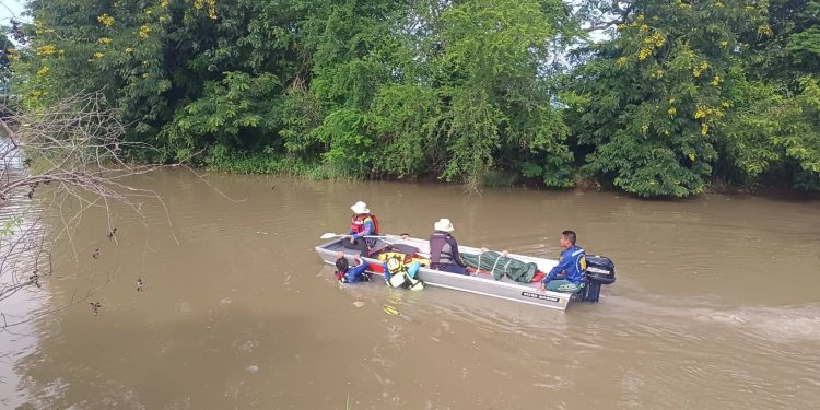ชัยภูมิ สลดเด็กนักเรียนอายุ14ปี ช่างเครื่องเสียง ขับ จยย.ข้ามถนนหลังฝายน้ำล้นพลาดถูกกระแสน้ำป่าพัดจมดับ