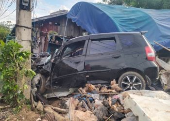 เก๋งพุ่งชนบ้านกลางหมู่บ้าน รอดตายหวุดหวิด