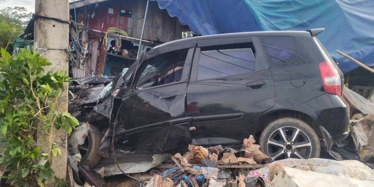 เก๋งพุ่งชนบ้านกลางหมู่บ้าน รอดตายหวุดหวิด