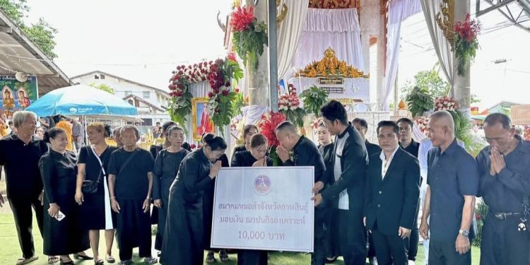 กาฬสินธุ์แห่ร่วมอาลัย“สาธิต ทองจันทร์”สู่สวรรค์ญาติ พร้อมด้วยเพื่อนศิลปินหมอลำ และแฟนคลับส่งอาลัยส่งดวงวิญญาณ “สาธิต ทองจันทร์” ศิลปินลูกทุ่งหมอลำคนดัง เจ้าของบทเพลงอมตะ มือสังหารและปากโกรธใจคิดถึงสู่สวรรค์