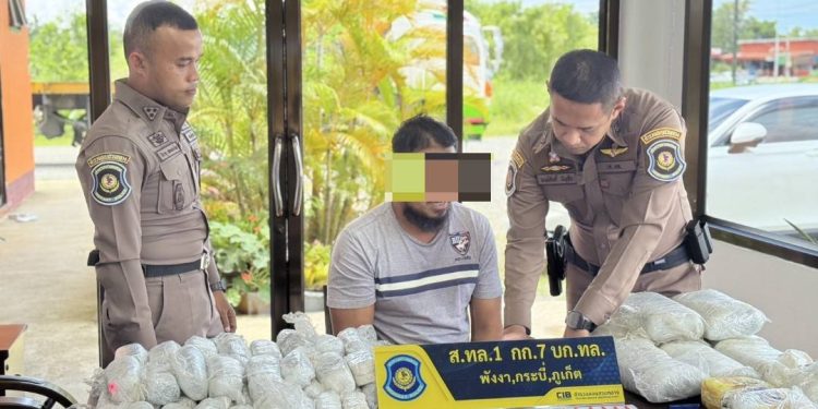 พังงา ตำรวจทางหลวงจังหวัดพังงา โชว์ผลงานไล่ล่าจับกุมผู้ต้องหารับจ้างขนยาบ้าข้ามจังหวัดตกใจเห็นตำรวจตั้งด่านขับรถหนีโยนยาบ้าทิ้งข้างทางพบ 2 แสนเม็ด