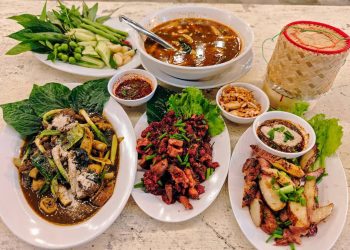 สกลนคร ใครที่ชอบสายเนื้อวัวต้องลองร้านซอยถี่ ลาบ ก้อยขม ต้มแซ่บ