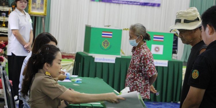 กกต. ลงพื้นที่เชียงราย ตรวจความเรียบร้อยเลือกตั้งซ่อม เขต 7 บรรยากาศคึกคัก ประชาชนทยอยใช้สิทธิ์ตั้งแต่เช้า 12 กกต. ลงพื้นที่เชียงราย ตรวจความเรียบร้อยเลือกตั้งซ่อม เขต 7 บรรยากาศคึกคัก ประชาชนทยอยใช้สิทธิ์ตั้งแต่เช้า