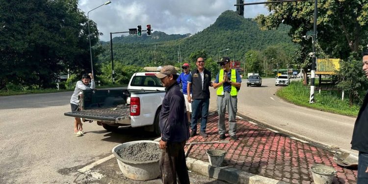 กาญจนบุรี – นายกจัดให้ครับ เพื่อความปลอดภัยของประชาชน! เทศบาลตำบลท่าขนุนซ่อมแซมถนนบริเวณแยกไฟแดงทองผาภูมิ-สังขละบุรี หลังพบเป็นหลุม เนื่องจากมีรถวิ่งผ่านจำนวนมาก 12 กาญจนบุรี – นายกจัดให้ครับ เพื่อความปลอดภัยของประชาชน! เทศบาลตำบลท่าขนุนซ่อมแซมถนนบริเวณแยกไฟแดงทองผาภูมิ-สังขละบุรี หลังพบเป็นหลุม เนื่องจากมีรถวิ่งผ่านจำนวนมาก