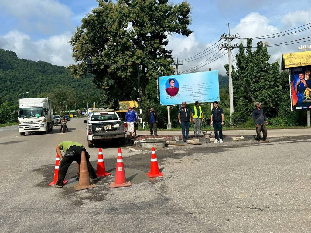 กาญจนบุรี – นายกจัดให้ครับ เพื่อความปลอดภัยของประชาชน! เทศบาลตำบลท่าขนุนซ่อมแซมถนนบริเวณแยกไฟแดงทองผาภูมิ-สังขละบุรี หลังพบเป็นหลุม เนื่องจากมีรถวิ่งผ่านจำนวนมาก 13 Talknews Online