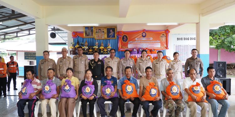 พระเจ้าวรวงศ์เธอ พระองค์เจ้าโสมสวลี กรมหมื่นสุทธนารีนาถ และสมเด็จพระเจ้าลูกเธอเจ้าฟ้าพัชรกิติยาภานเรนทิราเทพยวดี กรมหลวงราชสาริณีสิริพัชร มหาวัชรราชธิดา ได้โปรดเกล้าโปรดกระหม่อม มอบถุงยังชีพพระราชทาน เพื่อบรรเทาความเดือนร้อนให้กับราษฎรผู้ประสบอุทกภัย น้ำป่าไหลหลาก ในพื้นที่จังหวัดแม่ฮ่องสอน 12 พระเจ้าวรวงศ์เธอ พระองค์เจ้าโสมสวลี กรมหมื่นสุทธนารีนาถ และสมเด็จพระเจ้าลูกเธอเจ้าฟ้าพัชรกิติยาภานเรนทิราเทพยวดี กรมหลวงราชสาริณีสิริพัชร มหาวัชรราชธิดา ได้โปรดเกล้าโปรดกระหม่อม มอบถุงยังชีพพระราชทาน เพื่อบรรเทาความเดือนร้อนให้กับราษฎรผู้ประสบอุทกภัย น้ำป่าไหลหลาก ในพื้นที่จังหวัดแม่ฮ่องสอน