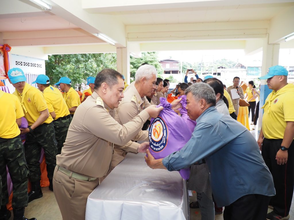 พระเจ้าวรวงศ์เธอ พระองค์เจ้าโสมสวลี กรมหมื่นสุทธนารีนาถ และสมเด็จพระเจ้าลูกเธอเจ้าฟ้าพัชรกิติยาภานเรนทิราเทพยวดี กรมหลวงราชสาริณีสิริพัชร มหาวัชรราชธิดา ได้โปรดเกล้าโปรดกระหม่อม มอบถุงยังชีพพระราชทาน เพื่อบรรเทาความเดือนร้อนให้กับราษฎรผู้ประสบอุทกภัย น้ำป่าไหลหลาก ในพื้นที่จังหวัดแม่ฮ่องสอน 13 Talknews Online