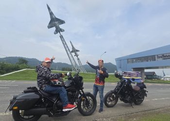 สระบุรี จุดแลนด์มาร์ค ใหม่ นักท่องเที่ยวแห่ เช็คอิน ถ่ายรูป เอฟ 16 และ เอฟ 5 ตั้งทยานขึ้นบนท้องฟ้า หน้า โรงเรียน นายเรืออากาศนวมินทกษัตริราชมวกเหล็ก พร้อมชม เครื่องบินโบอิ้ง กองทัพอากาศ ไว้เป็นที่ระลึก