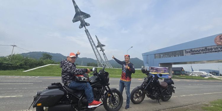 สระบุรี จุดแลนด์มาร์ค ใหม่ นักท่องเที่ยวแห่ เช็คอิน ถ่ายรูป เอฟ 16 และ เอฟ 5 ตั้งทยานขึ้นบนท้องฟ้า หน้า โรงเรียน นายเรืออากาศนวมินทกษัตริราชมวกเหล็ก พร้อมชม เครื่องบินโบอิ้ง กองทัพอากาศ ไว้เป็นที่ระลึก