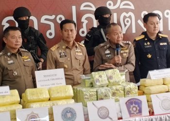 ภาค 5 ร่วมผู้ว่าฯ แถลงจับยาบ้า 2 ราย กว่า 10 ล้านเม็ดไอซ์ 100 กก. เผยนายทุนกลุ่มม้งสะเมิง-ลำปางว่าจ้าง มีหมายจับ หลบหนีไปเพื่อนบ้าน ฝั่งตรงข้าม อ.เชียงดาว