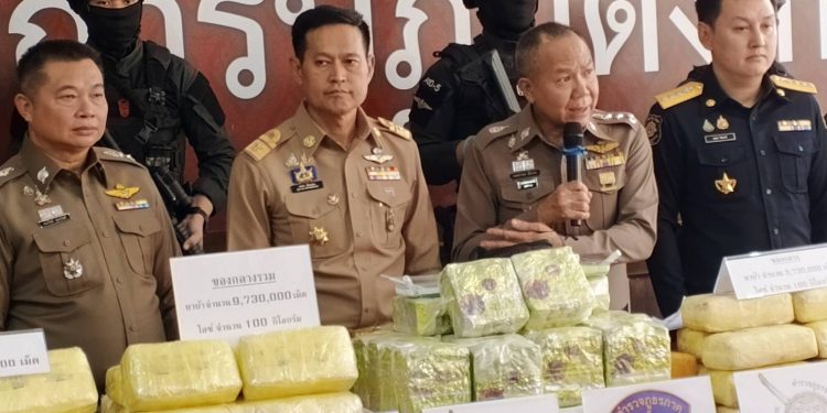 ภาค 5 ร่วมผู้ว่าฯ แถลงจับยาบ้า 2 ราย กว่า 10 ล้านเม็ดไอซ์ 100 กก. เผยนายทุนกลุ่มม้งสะเมิง-ลำปางว่าจ้าง มีหมายจับ หลบหนีไปเพื่อนบ้าน ฝั่งตรงข้าม อ.เชียงดาว 12 ภาค 5 ร่วมผู้ว่าฯ แถลงจับยาบ้า 2 ราย กว่า 10 ล้านเม็ดไอซ์ 100 กก. เผยนายทุนกลุ่มม้งสะเมิง-ลำปางว่าจ้าง มีหมายจับ หลบหนีไปเพื่อนบ้าน ฝั่งตรงข้าม อ.เชียงดาว