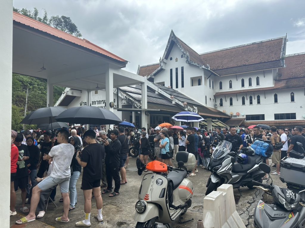 เบตง / ปิดเทอมวันหยุดมาเลเซียนักท่องเที่ยวทะลักด่านเบตง 13 Talknews Online