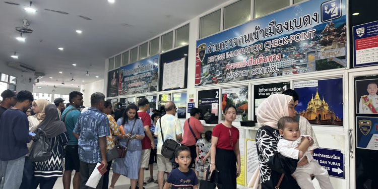 เบตง / ปิดเทอมวันหยุดมาเลเซียนักท่องเที่ยวทะลักด่านเบตง 12 เบตง / ปิดเทอมวันหยุดมาเลเซียนักท่องเที่ยวทะลักด่านเบตง