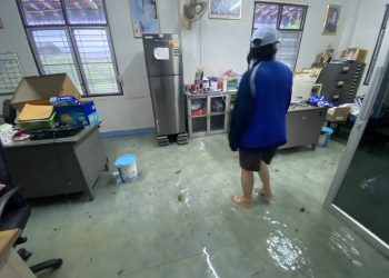 กาญจนบุรี – ผลพวงพายุตาปะฮ์ ถล่มหลายพื้นที่กาญจน์!! ฝนถล่มหนัก ทำน้ำท่วมอำเภอเลาขวัญ ถนนขาด สะพานพังโรงเรียน โรงพยาบาล ประกาศปิดชั่วคราว ส่วนอุทยานเอราวัณ เฝ้าติดตามหากรุนแรงต้องประกาศปิดเช่นกัน