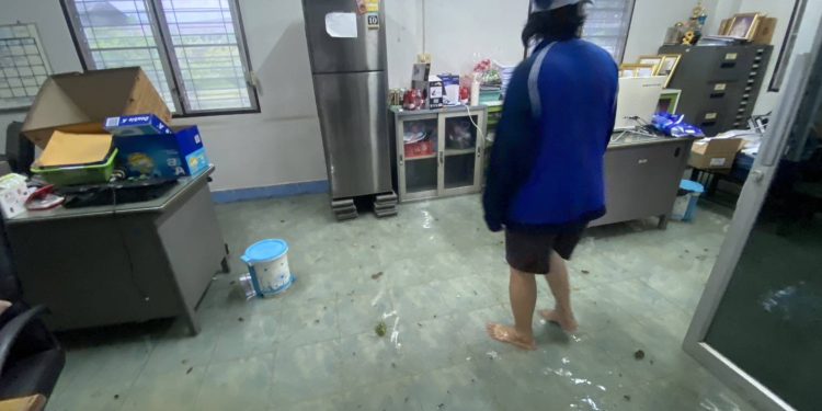 กาญจนบุรี – ผลพวงพายุตาปะฮ์ ถล่มหลายพื้นที่กาญจน์!! ฝนถล่มหนัก ทำน้ำท่วมอำเภอเลาขวัญ ถนนขาด สะพานพังโรงเรียน โรงพยาบาล ประกาศปิดชั่วคราว ส่วนอุทยานเอราวัณ เฝ้าติดตามหากรุนแรงต้องประกาศปิดเช่นกัน 12 กาญจนบุรี – ผลพวงพายุตาปะฮ์ ถล่มหลายพื้นที่กาญจน์!! ฝนถล่มหนัก ทำน้ำท่วมอำเภอเลาขวัญ ถนนขาด สะพานพังโรงเรียน โรงพยาบาล ประกาศปิดชั่วคราว ส่วนอุทยานเอราวัณ เฝ้าติดตามหากรุนแรงต้องประกาศปิดเช่นกัน