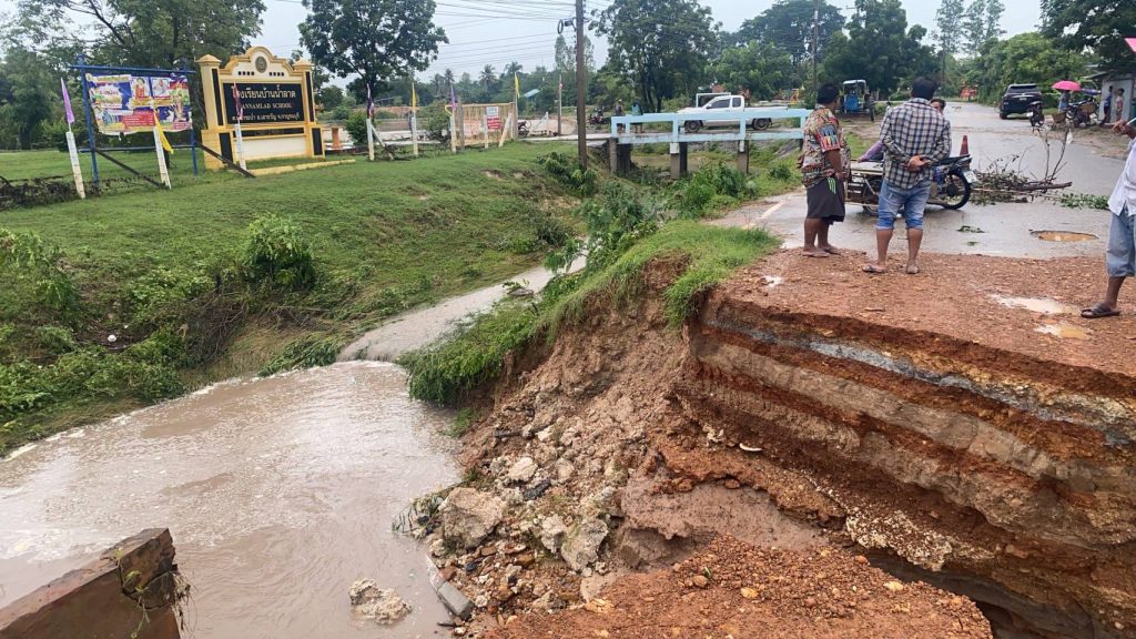 กาญจนบุรี – ผลพวงพายุตาปะฮ์ ถล่มหลายพื้นที่กาญจน์!! ฝนถล่มหนัก ทำน้ำท่วมอำเภอเลาขวัญ ถนนขาด สะพานพังโรงเรียน โรงพยาบาล ประกาศปิดชั่วคราว ส่วนอุทยานเอราวัณ เฝ้าติดตามหากรุนแรงต้องประกาศปิดเช่นกัน 13 Talknews Online