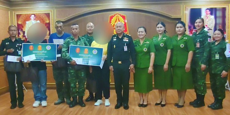 (สุรินทร์) ผู้บัญชาการมณฑลทหารบกที่ 25 ประธานสมาคมแม่บ้านทหารบก สาขามณฑลทหารบกที่ 25 มอบทุนยังชีพบุตรที่มีความต้องการพิเศษและคู่สมรสที่ทุพพลภาพ